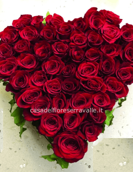 CUORE DI 10/15 ROSELLINE ROSSE A TESTA MEDIO/PICCOLA CON VERDE DI COMPLETAMENTO. DIM. 25/30 CM