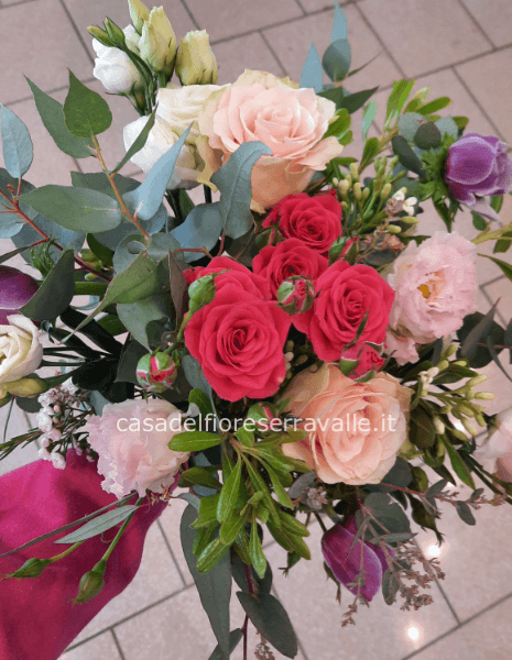 Bouquet di rose rosa e fiori misti