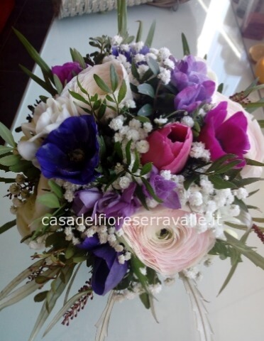 Bouquet dai toni colorati e frizzanti. Bouquet di diametro 25/30 cm