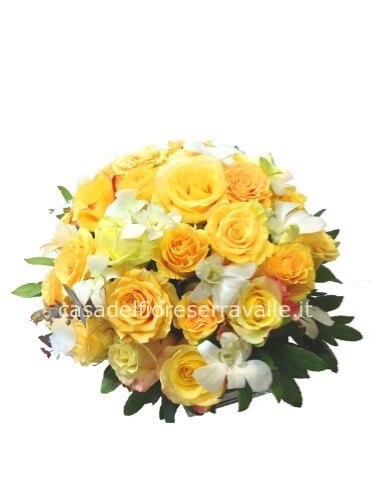 Centrotavola di rose e fiori assortiti di altezza 25 cm, diam 25