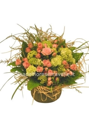 Cestino di vimini o ciotola di ceramica, composto da rose e verde pregiato