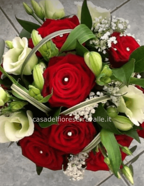 Bouquet di rose rosse e fiori bianchi