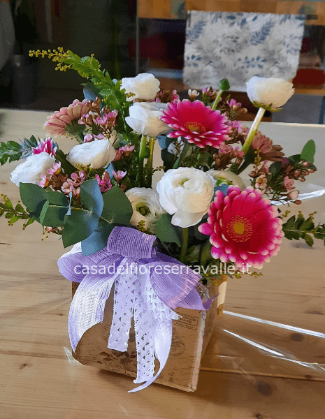 Composizione mista media di fiori  recisi