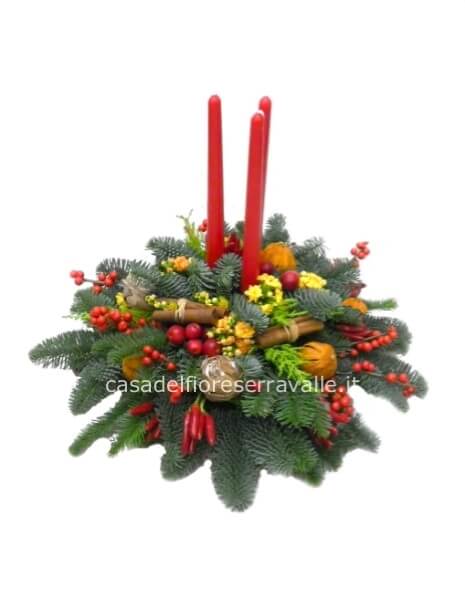 centrotavola natalizio con fiori recisi ed elementi naturali